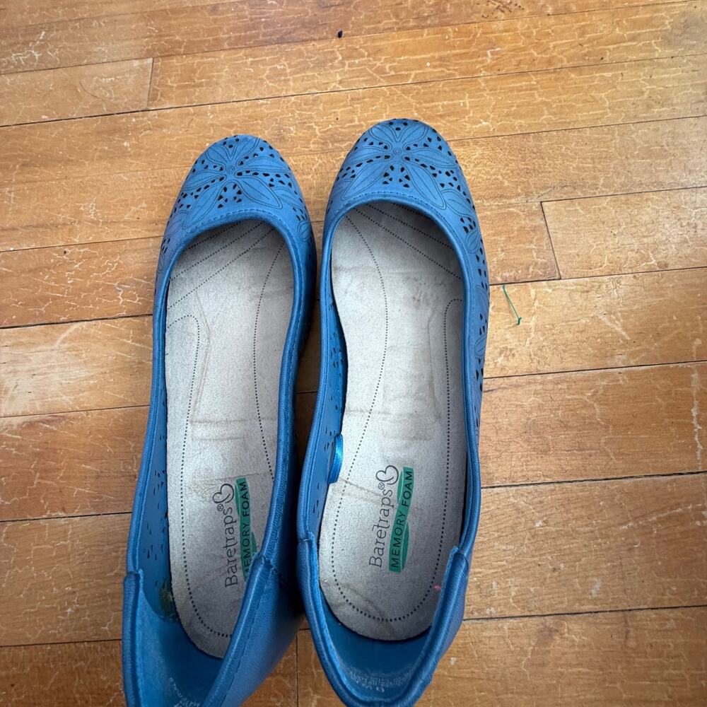 Baretraps Memory Foam Mariah Flats Brown Cut-Out Floral Pattern Shoes Size 8 - Picture 4 of 6
